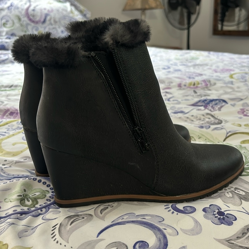 Wedges with fur trim